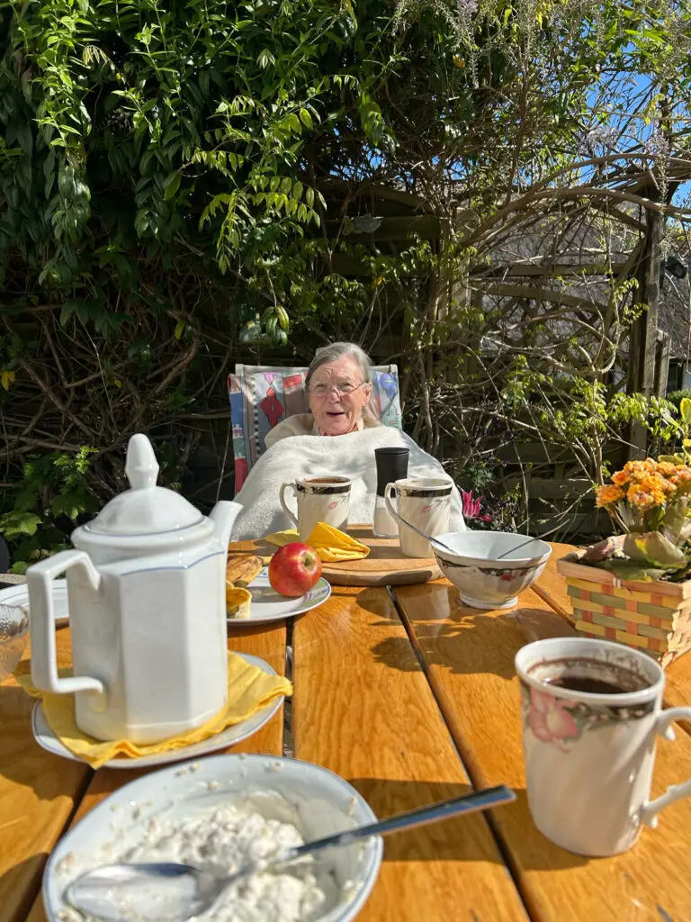 Fröhliches Miteinander am 11. Mai 2025 in Ahrenshoop